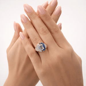 Mavi taşlı baget kesim geometrik tasarım altın yüzük kadın elinde