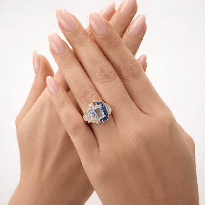 Mavi taşlı baget kesim geometrik tasarım altın yüzük kadın elinde