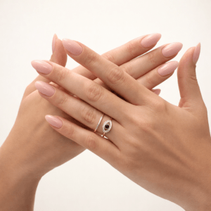 Gold nazar göz taşlı ayarlanabilir kadın yüzük elde çekim ürün fotoğrafı