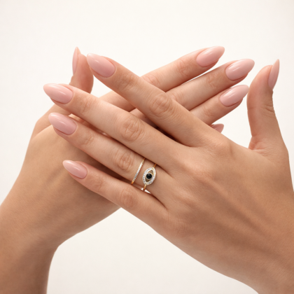 Gold nazar göz taşlı ayarlanabilir kadın yüzük elde çekim ürün fotoğrafı