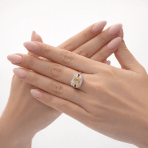 Dikdörtgen sarı taşlı zirkon detaylı altın kadın yüzük