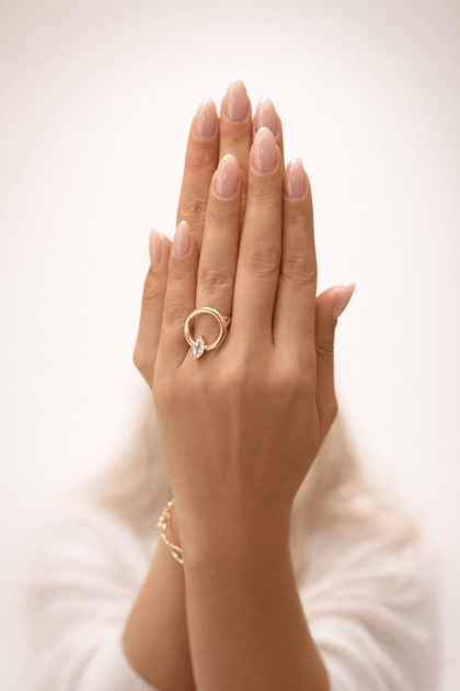 Damla taş detaylı modern altın kadın yüzük el üzerinde ürün fotoğrafı