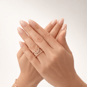 Altın kaplama zirkon taşlı modern kadın yüzük modelini takan manken eli ürün çekimi