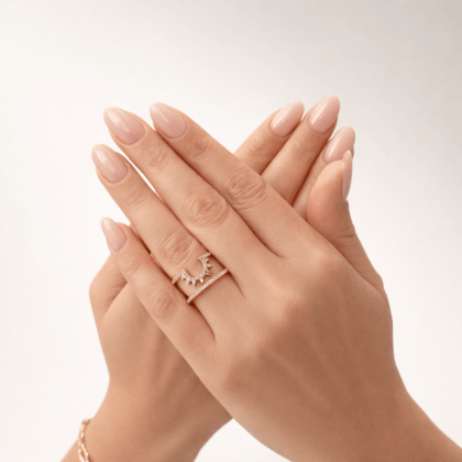 Altın kaplama zirkon taşlı modern kadın yüzük modelini takan manken eli ürün çekimi