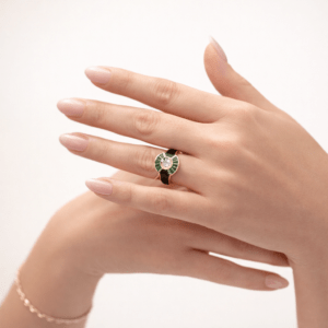 Zümrüt taş detaylı gold tasarım kadın yüzük