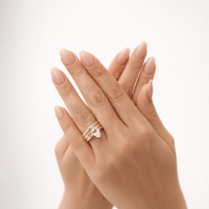 Altın kaplama oval zirkon taşlı kadın yüzük modelinin elde çekilmiş ürün fotoğrafı