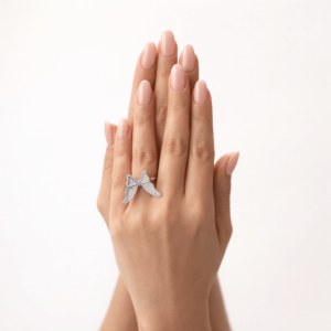 VIP kelebek figürlü zirkon taşlı kadın yüzük modelinin elde yakın çekim ürün fotoğrafı