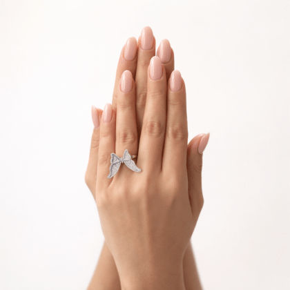 VIP kelebek figürlü zirkon taşlı kadın yüzük modelinin elde yakın çekim ürün fotoğrafı