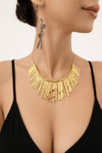 Püskül detaylı altın kolye kilit ve zincir detayı