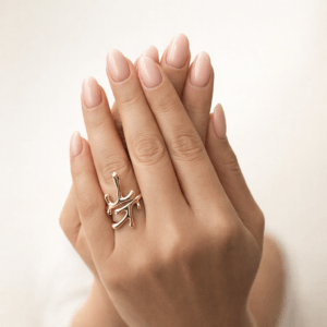 organik form tasarımlı gold yüzük kadın el üzerinde modern vip takı