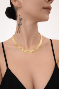 Altın renk çok sıralı geniş zincir kolye model çekimi