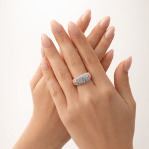 Altın kaplama zirkon taşlı kadın yüzük modelinin elde duruşu