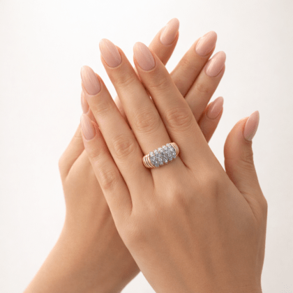 Altın kaplama zirkon taşlı kadın yüzük modelinin elde duruşu