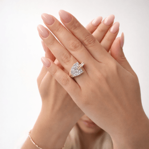 Damla taşlı gold VIP çelik kadın yüzük modelinin elde duruşu