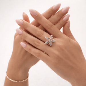 Yıldız figürlü taşlı gold kadın yüzük modelinin elde duruşu