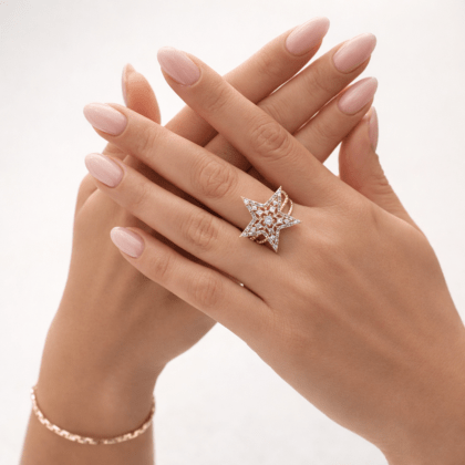 Yıldız figürlü taşlı gold kadın yüzük modelinin elde duruşu