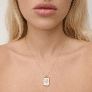 Kalp zirkon taşlı sedef detaylı altın renk kolye model üzerinde