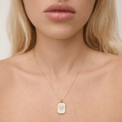 Kalp zirkon taşlı sedef detaylı altın renk kolye model üzerinde