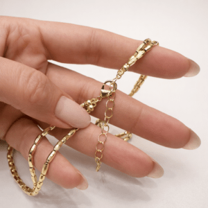 Altın renk çok sıralı geniş zincir kolye model çekimi