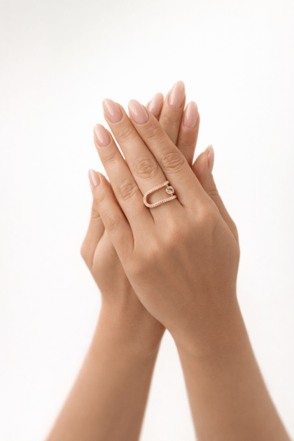 Çengelli iğne tasarım zirkon taşlı altın kadın yüzük minimal modern takı