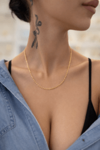 Xuping altın kaplama minimal zincir kolye model üzerinde