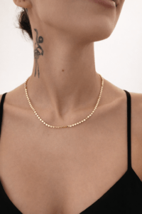 Minimal altın disk zincir kolye model çekimi