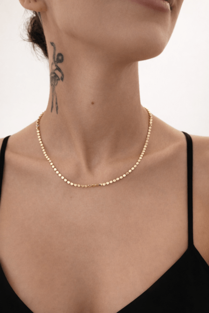 Minimal altın disk zincir kolye model çekimi