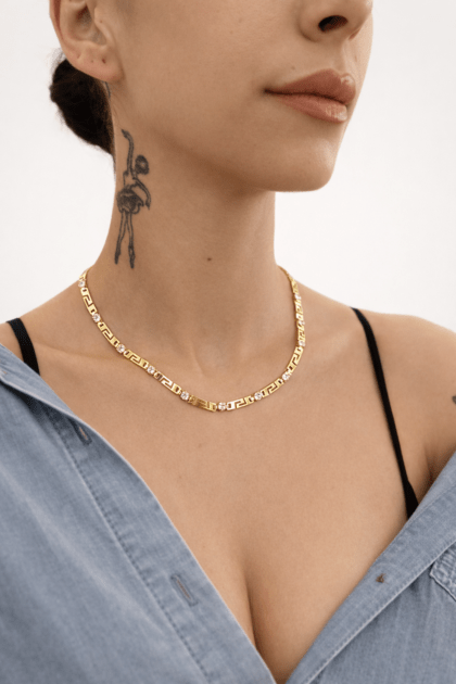 Zirkon taşlı grek desenli altın zincir kolye model üzerinde