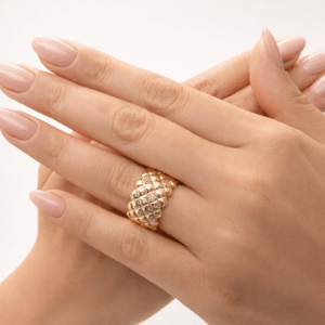 Altın kapitone desenli taşlı kadın yüzük, geniş form modern altın yüzük modeli