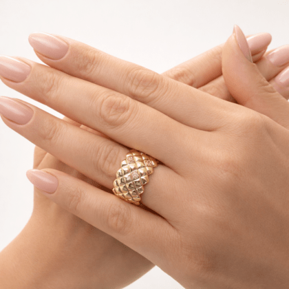 Altın kapitone desenli taşlı kadın yüzük, geniş form modern altın yüzük modeli