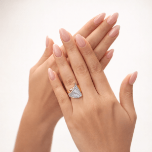 Zirkon taşlı gold kadın yüzük el üzerinde ürün fotoğrafı