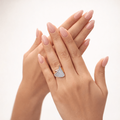 Zirkon taşlı gold kadın yüzük el üzerinde ürün fotoğrafı