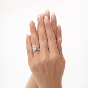 VIP çelik damla kesim zirkon taşlı tektaş yüzük kadın elinde ürün fotoğrafı