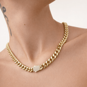 Gurmet kilit detaylı kalın zincir altın kolye model çekimi