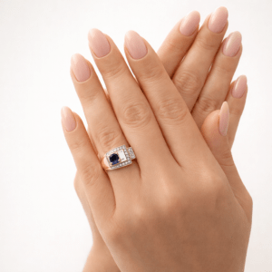 Lacivert taş detaylı gold kaplama VIP kadın yüzük model fotoğrafı