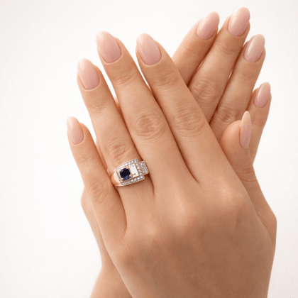 Lacivert taş detaylı gold kaplama VIP kadın yüzük model fotoğrafı