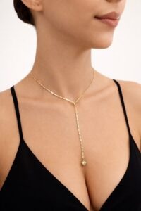 Güneş figürlü baget taşlı altın renk Y kolye model çekimi