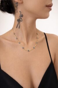 Nazar boncuk detaylı altın zincir kolyenin model üzerinde görünümü