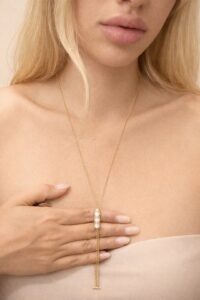 silindir taş detaylı altın kolye kadın zarif kolye modeli