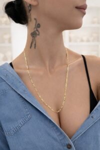 Xuping figaro zincir kolye altın renk unisex zincir kolye model üzerinde