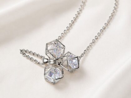 Geometrik küp taşlı gümüş kolye, zirkon taşlı modern minimal kadın kolye