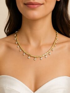 Zirkon taşlı sallantılı detaylara sahip altın kolye, zarif kadın boynunda şık görünüm