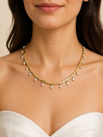 Zirkon taşlı sallantılı detaylara sahip altın kolye, zarif kadın boynunda şık görünüm