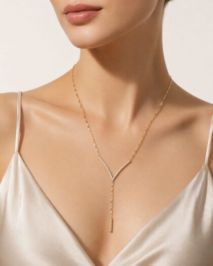 V şekilli taş detaylı altın renk uzun zincir sarkıt kadın kolye modeli