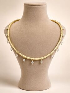 Gold zirkon taşlı sallantılı kadın kolye, geometrik charm detaylı şık tasarım