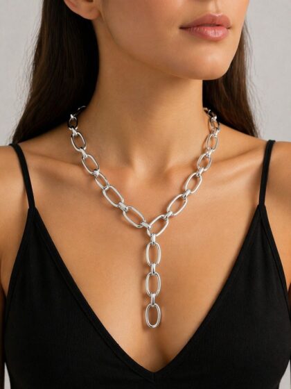 Gümüş kalın zincirli V şekilli sarkıt detaylı şık kadın kolye