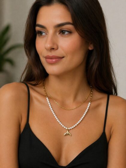 İnci detaylı, altın renk zincirli ve deniz figürlü uç tasarıma sahip çift katmanlı zarif kadın kolye