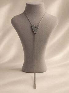 V harf formunda taşlı gunmetal gri kadın kolye uzun zincirli modern tasarım