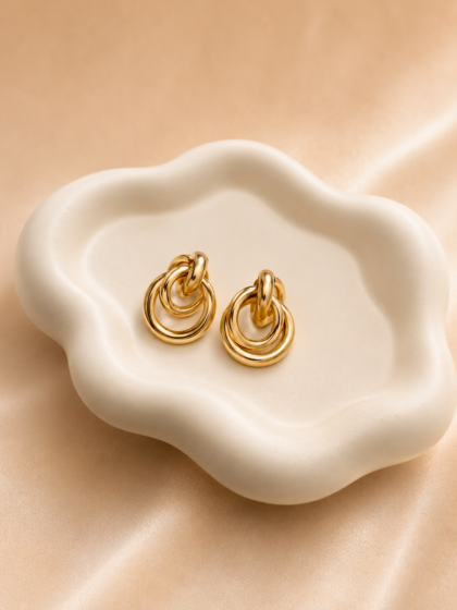 Candan Saka Jewelry Altın Renk Üçlü Halka Geçmeli Kadın Küpe