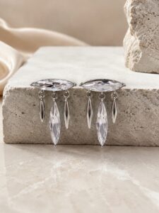 Gümüş renk markiz kesim zirkon taşlı, sallantılı modern kadın küpe.